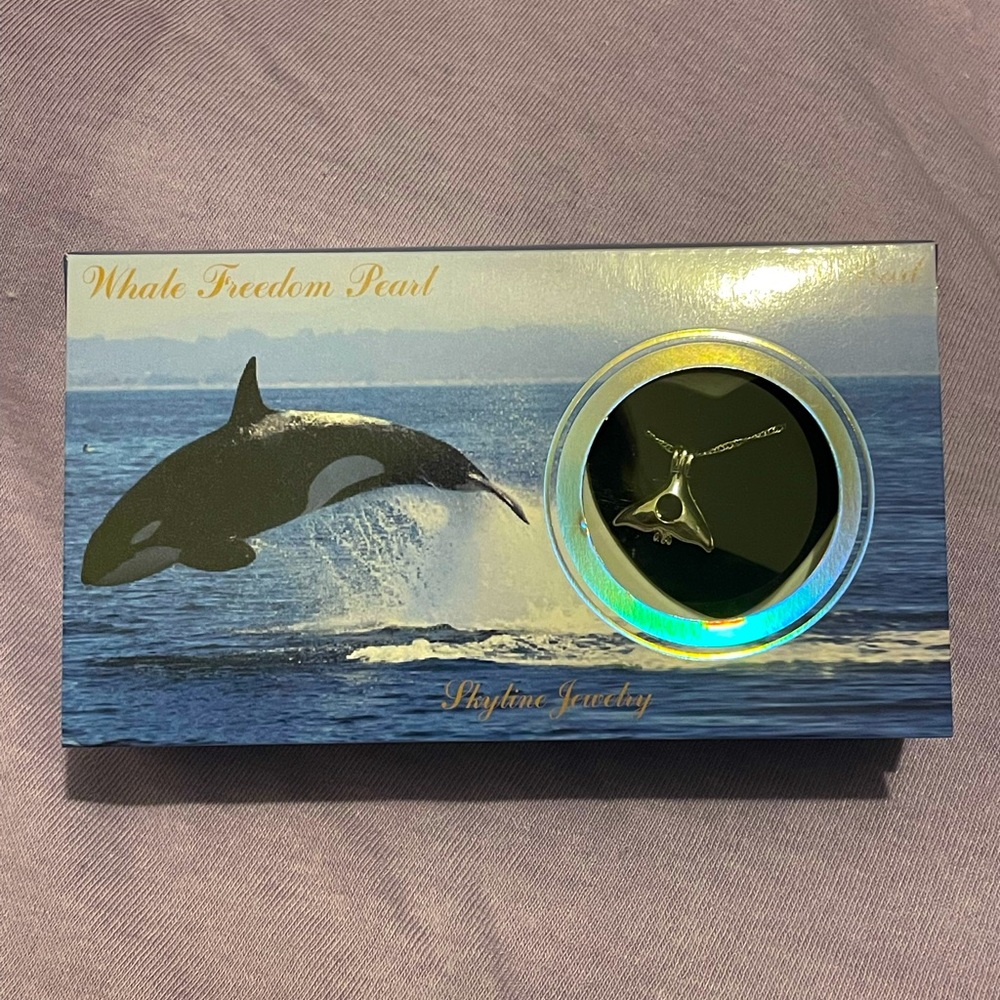 Whale freedom pearl necklace